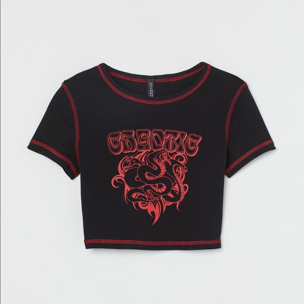 Black graphic tee crop top